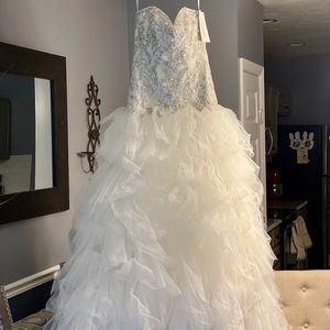 Brand new never worn wedding dress!